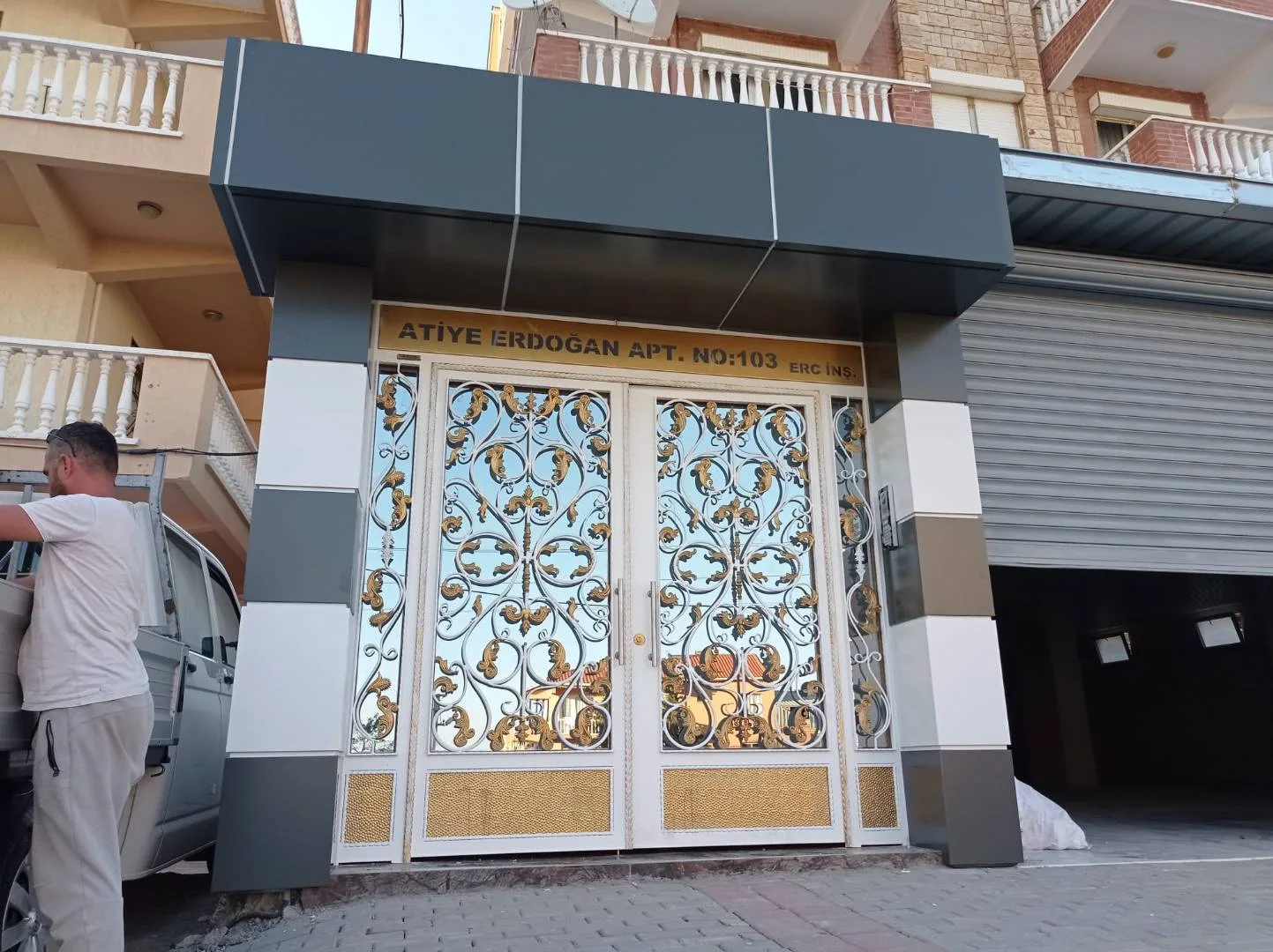 Camlı Ferforje Bina Kapısı — görsel 5